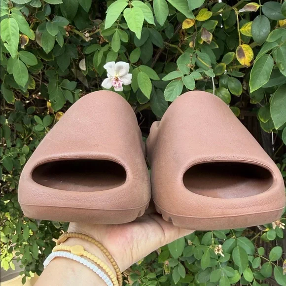 Adidas Yeezy Slide. Women Size 7 . - Picture 4 of 16